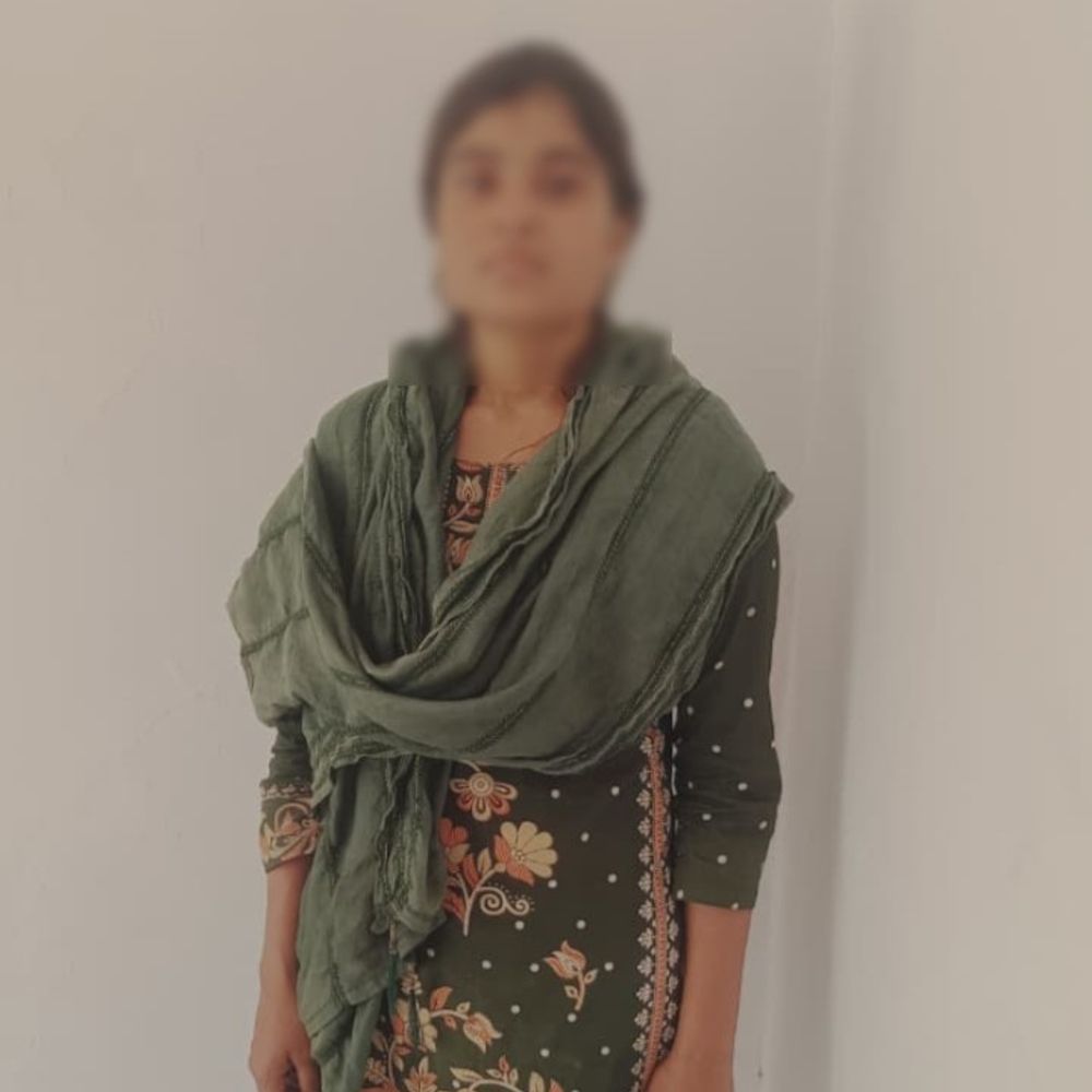 
                 सोना उड़ाने वाली महिला गिरफ्तार:बलरामपुर में ज्वैलर्स को बातों में उलझाकर की थी चोरी, 9.480 ग्राम सोने की बालियां भी बरामद 
            