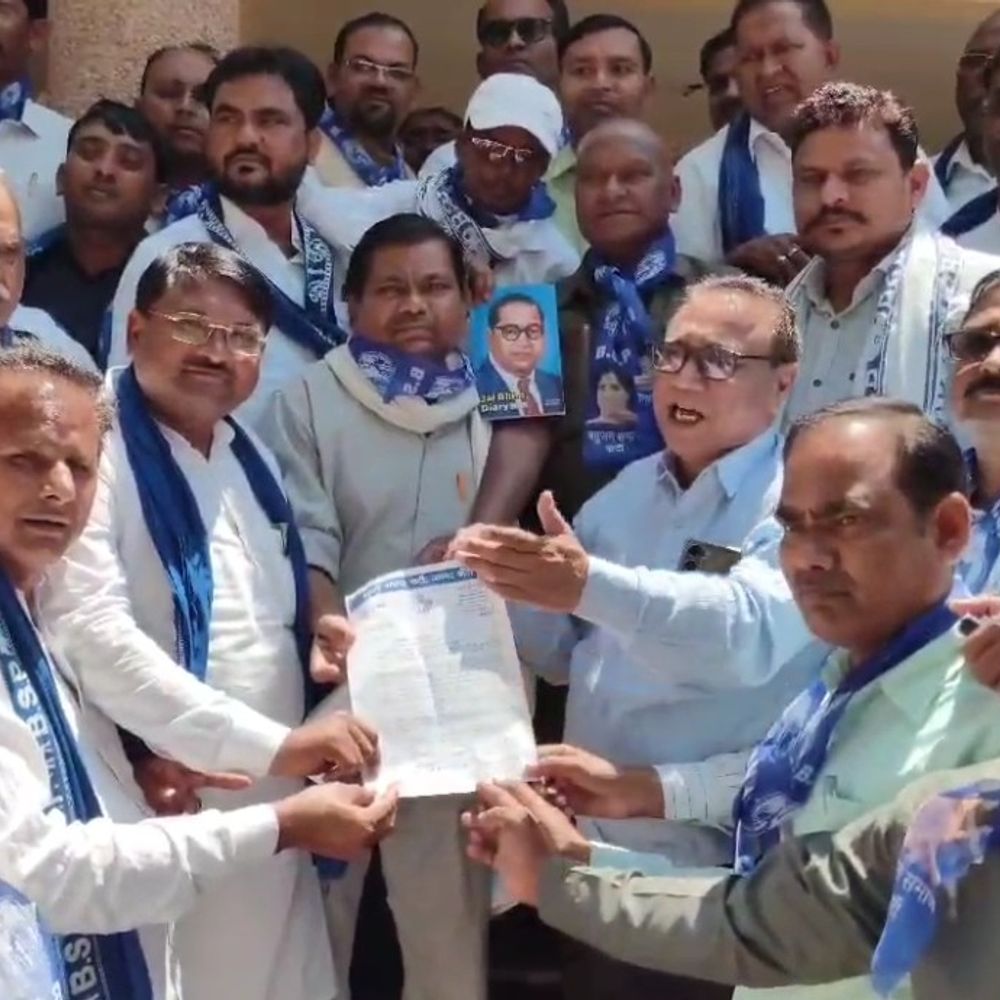 बसपा ने बांदा में ज्ञापन सौंपा:दो चौराहों पर महापुरुषों की प्रतिमाएं लगाने की मांग