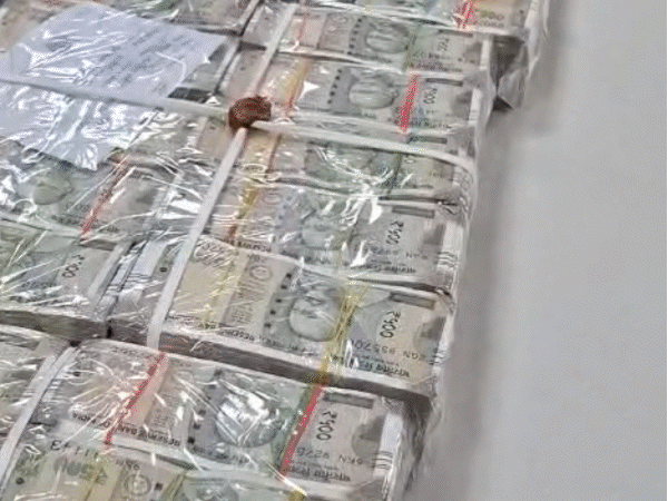 
                 'खुदाई में गोल्ड मिला, 12 लाख में 1KG दे देंगे':MP के 3 डॉक्टर्स से 1.55 करोड़ की ठगी; हरियाणा के आरोपी झांसी से पकड़ाए 
            