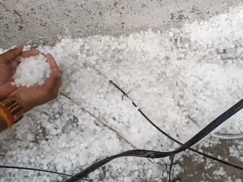 
                 48 घंटे में यूपी के 10 शहरों में ओले गिरे:आज 18 जिलों में आंधी-बारिश का अलर्ट, कल से पूरे प्रदेश में बिगड़ेगा मौसम 
            