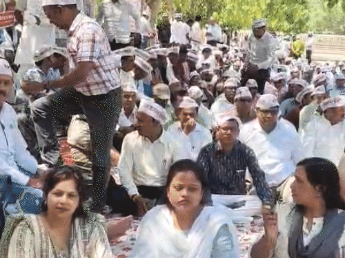 
                 'प्रबंधक झूठा आरोप लगाकर सस्पेंड कर रहे':लखनऊ में माध्यमिक शिक्षकों का प्रदर्शन, बोले- चयन आयोग ने हमें असुरक्षित किया 
            