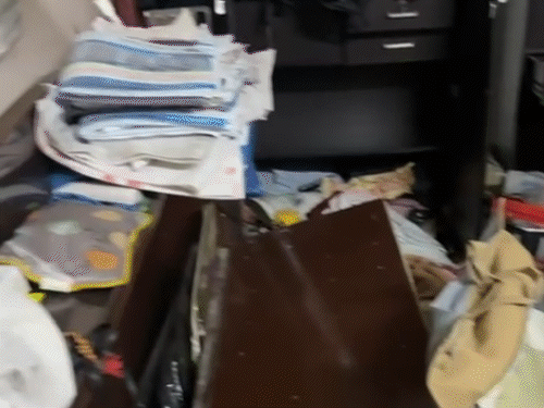 
                 पीडब्ल्यूडी के रिटायर्ड कर्मी के घर 15 लाख की चोरी:पत्नी का अंतिम संस्कार करने बहराइच गए थे, परिवार के वापस आने पर हुई जानकारी 
            