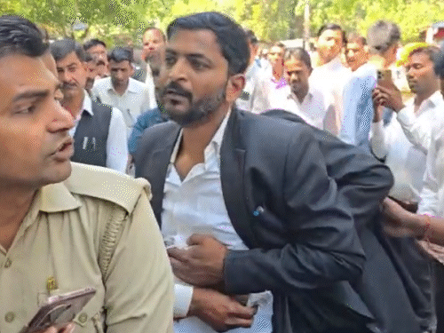 
                 कचहरी में दिनदहाड़े वकील के पेट में गोली मारी:लखीमपुर में रूमाल से जख्म दबाकर कराहता रहा, बाइक पर अस्पताल ले गई पुलिस 
            