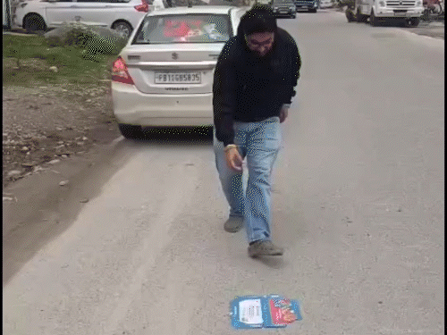 मनाली में पंजाब के टूरिस्ट ने सड़क पर फेंका कूड़ा,VIDEO:  SDM ने लगाई फटकार, स्वच्छता का महत्व समझाया, पर्यटक ने खुद उठाया – Manali News