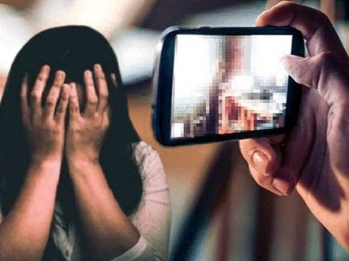 
                 वाराणसी में युवती की फोटो वायरल करने की धमकी, FIR:इंस्टाग्राम पर हुई थी दोस्ती, मुलाकात के दौरान ली निजी फोटो, गुजरात में करता है काम 
            