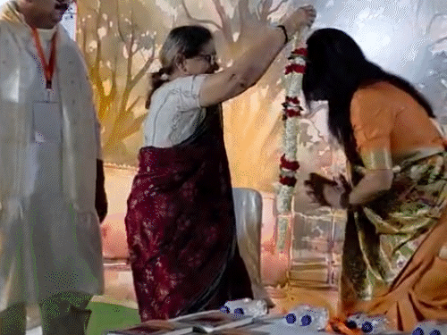 
                 काशी में 103वें संगीत समारोह का आयोजन:पद्मश्री मालिनी अवस्थी ने दी प्रस्तुति, कहा- बिना साहित्य के लिए संगीत की आयु लंबी नहीं रहेगी 
            