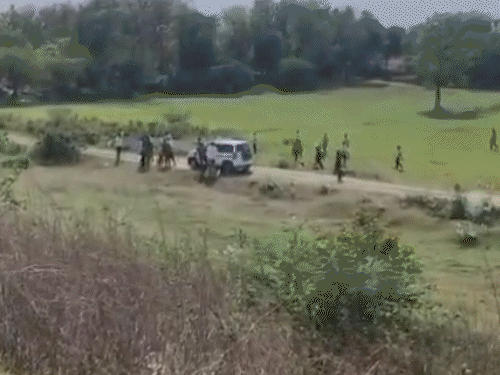 
                 लखनऊ में अवैध निर्माण तोड़ने गई टीम पर हमला:बिल्डर ने साथियों संग LDA अफसरों को दौड़ाकर पीटा, पथराव किया 
            