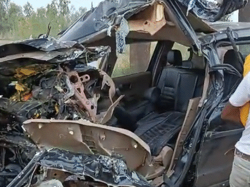 
                 बच्चे किडनैप कर ले जा रहे थे, हादसे में मौत:बरेली में खड़े टैंकर में घुसी बोलेरो; पुलिस ने गाड़ी काटकर बच्चों को बचाया 
            