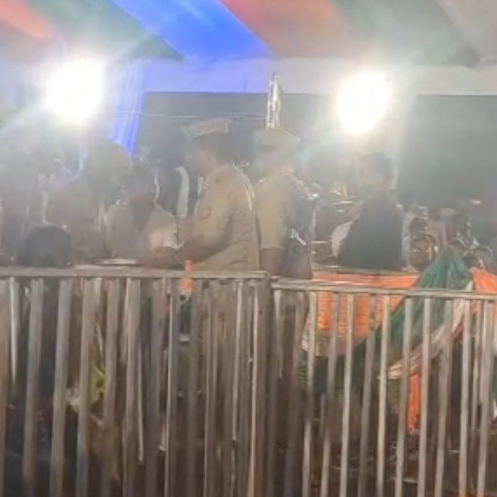 उतरौला कोतवाल ने युवक को पीटा:बलरामपुर महोत्सव में वीडियो बनाने पर हुई घटना, विवाद का वीडियो आया सामने