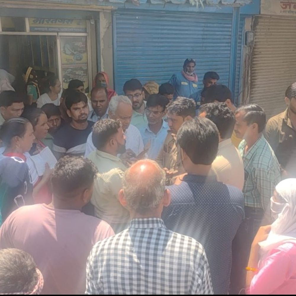 हाथरस में रसोई गैस सिलेंडरों की किल्लत:एजेंसी दफ्तर पर हंगामा, पुलिस ने समझा बुझाकर लोगों को किया शांत