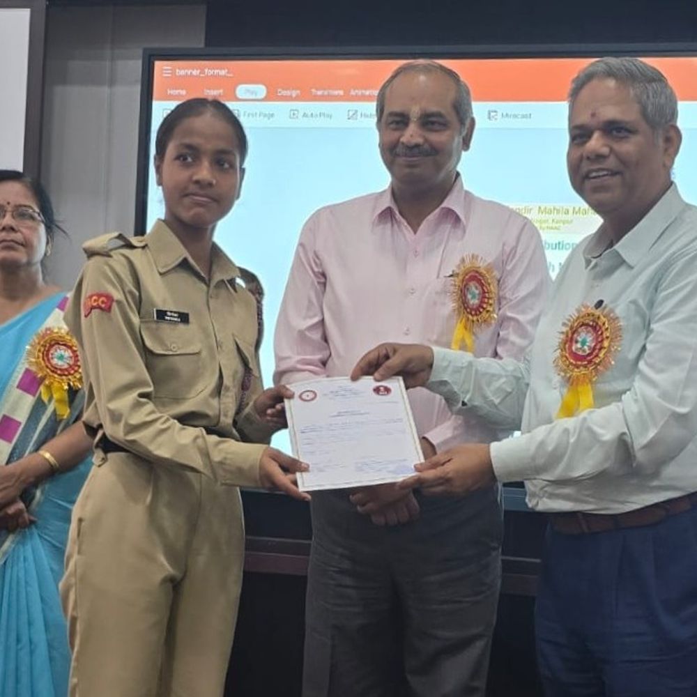 ​मेडल पाकर खिले मेधावियों के चेहरे:कानपुर विद्यामंदिर में 17 छात्राओं का सम्मान, रिसर्च की बारीकियां भी सीखीं