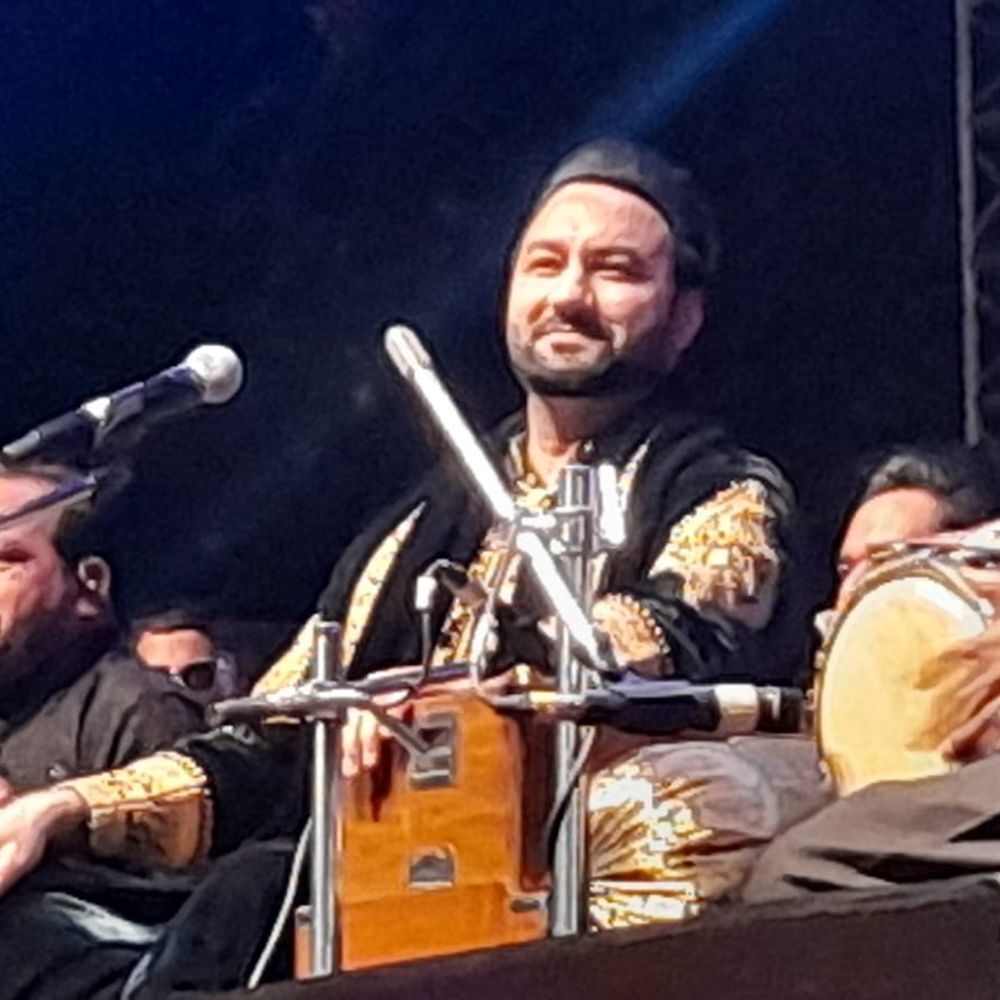 वडाली नाइट में गायक ने DM को शेर सुनाकर रोका:बुलंदशहर महोत्सव में DM ने मुस्कुराकर किया अभिवादन