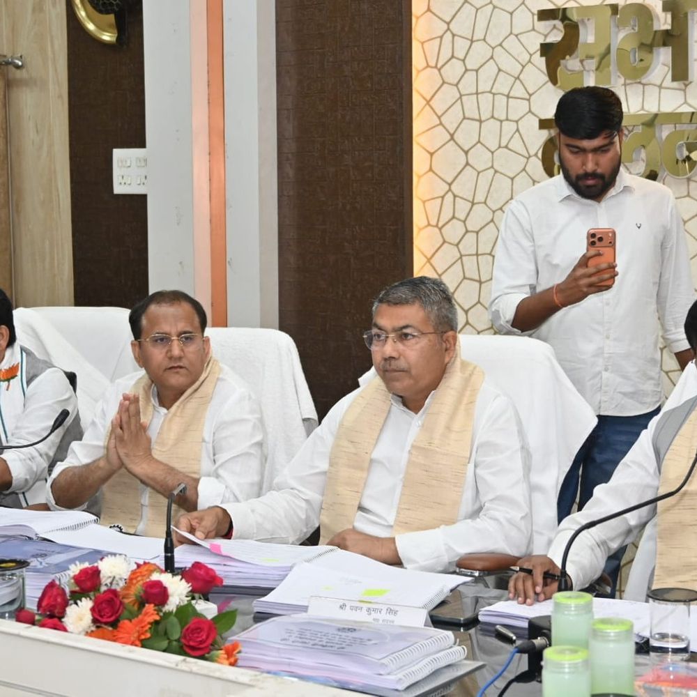 यूपी विधान परिषद समिति की समीक्षा बैठक:सभापति अश्विनी त्यागी ने गन्ना, शिक्षा और बिजली विभागों की समीक्षा की