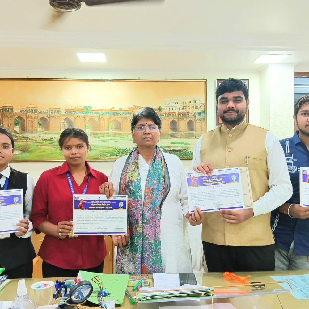 
                 अभिनव पाण्डेय को राष्ट्रीय भाषण प्रतियोगिता में दूसरा स्थान मिला:पूर्वांचल विश्वविद्यालय के स्वयंसेवकों को कुलपति ने शुभकामनाएं दी 
            