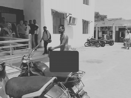 
                 आगरा कलेक्ट्रेट में युवक ने कपड़े उतारे, न्यूड होकर हंगामा:पुलिस कर रही पूछताछ, लोग बोले- मानसिक संतुलन ठीक नहीं 
            