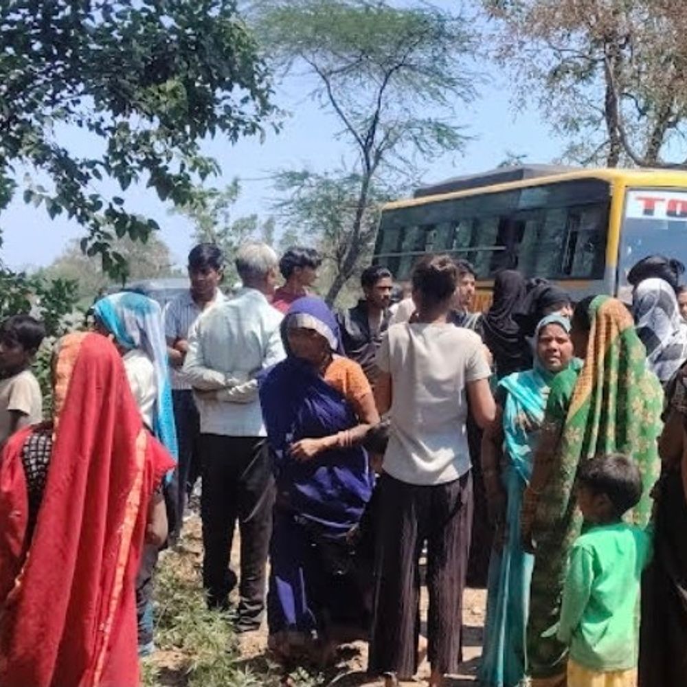 
                 हरदोई-सीतापुर मार्ग पर मिनी बस खाई में गिरी:अनियंत्रित होने से हादसा, 40 यात्री बाल-बाल बचे 
            