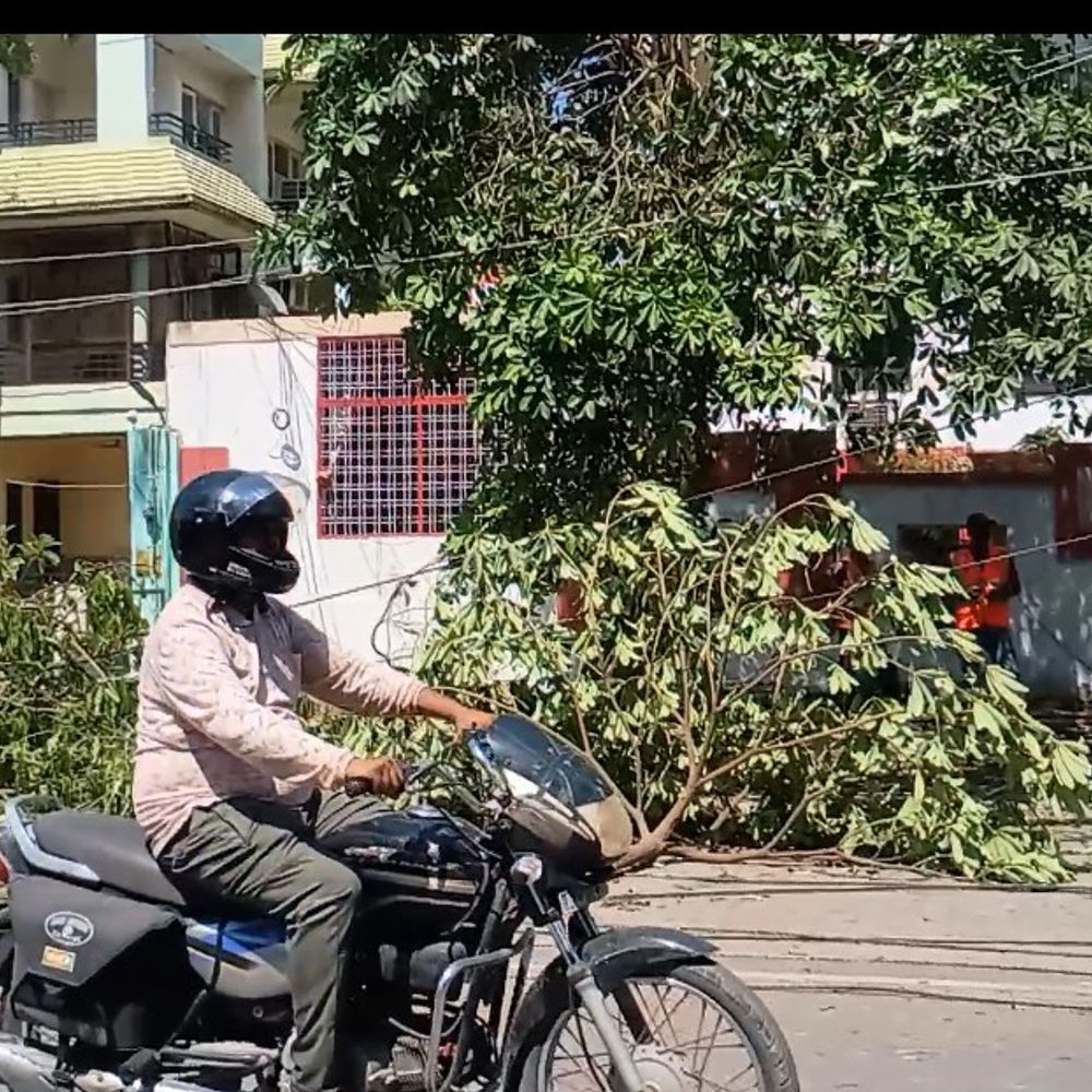
                 कानपुर के कई इलाकों में 48 घंटे से बिजली-पानी नहीं:दो दिन पहले आई आंधी-बारिश के बाद हालत नहीं सुधरे, 600 रुपये में पानी की टंकी 
            