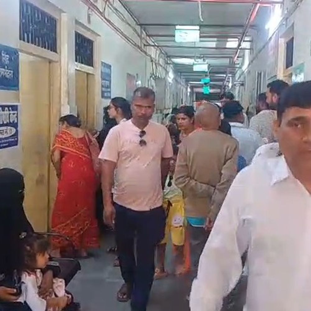 
                 उन्नाव में मौसम बदला, बीमारियों का प्रकोप बढ़ा:जिला अस्पताल में वायरल बुखार, सर्दी-जुकाम के मरीज बढ़े 
            