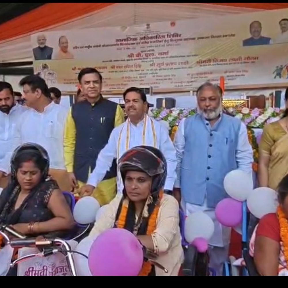 देवरिया में 965 दिव्यांगों, वरिष्ठ नागरिकों को सहायक उपकरण मिले:केंद्रीय मंत्री बीएल वर्मा ने किया वितरण, 965 लोगों को सहायक उपकरण मिले
