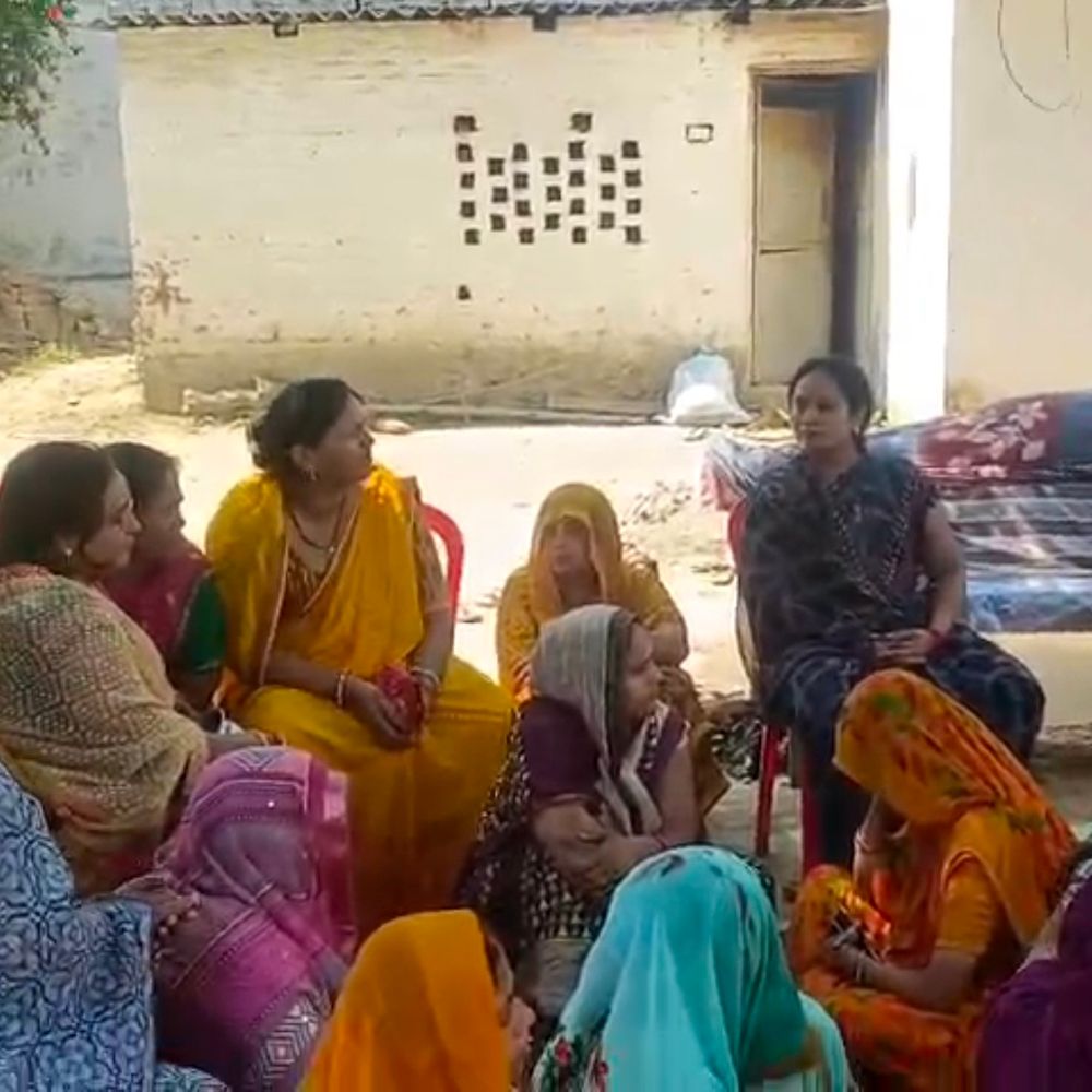 
                 हत्या के 22 घंटे बाद परिजन अंतिम संस्कार को राजी:प्रतापगढ़ में आरोपियों के एनकाउंटर की मांग, एसपी ने 25 25 हजार रुपए इनाम घोषित किया 
            