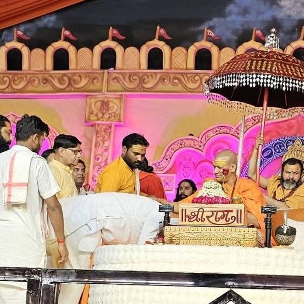 
                 महामंडलेश्वर कैलाशानंद गिरि ने अयोध्या-मथुरा-संभल की महिमा बताई:राम कथा में बोले- आज संभल भयमुक्त है, संभल में रहेगा तो राम-राम कहेगा 
            