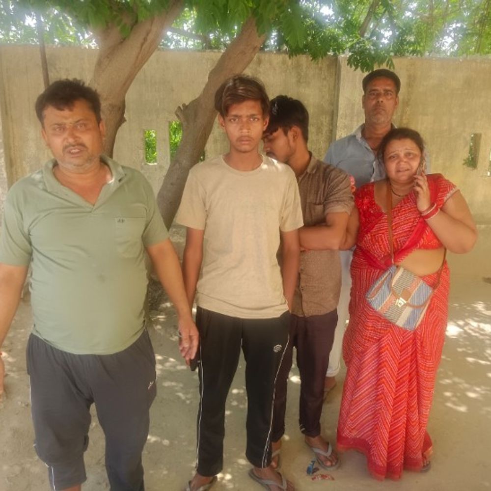 
                 शाहजहांपुर में कंपाइन से कुचलकर महिला की मौत:परिजनों ने हत्या का आरोप लगाया, पुलिस पर लापरवाही का आरोप 
            