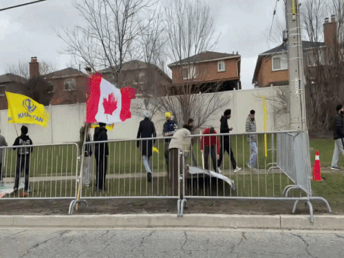 
                 कनाडा में खालिस्तानियों ने 100-100 डॉलर देकर जुटाई भीड़:मंदिर के बाहर हिंदू-भारत विरोधी नारे लगाए; बोले- हरियाणा-दिल्ली, बीकानेर हमारे 
            