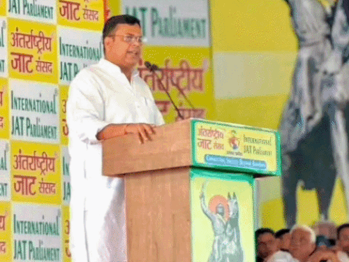 
                 जयंत की जिस जाटसंसद से दूरी उसके नेता को पद:मेरठ का विवेक बाफर रालोद युवा में बना प्रदेश उपाध्यक्ष, इसी आयोजन में जाट शब्द हटाने पर मचा बवाल 
            