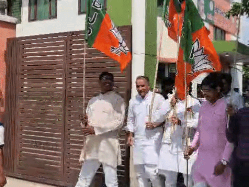 
                 ध्वजारोहण के साथ मेरठ में मना भाजपा का स्थापना दिवस:पूर्व प्रदेश अध्यक्ष भूपेंद्र चौधरी बोले- पार्टी की नीतियों को वैश्विक स्तर पर मिल रही स्वीकार्यता 
            