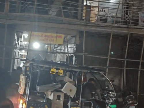 
                 सेंट्रल मार्केट में लगे पोस्टर- यहां व्यावसायिक गतिविधियां बंद है:सुप्रीम कोर्ट द्वारा दिए गए सीलिंग के आदेश के बाद व्यापारियों ने खाली करनी शुरू की दुकानें 
            