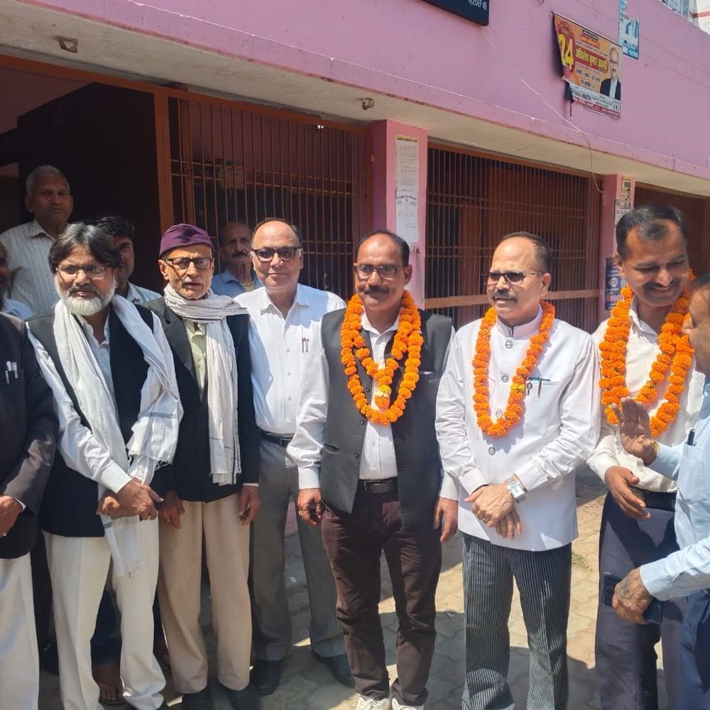 
                 बलरामपुर बार संघ चुनाव में बराबर वोट मिले:दो महामंत्री 6-6 महीने के लिए पद संभालेंगे, सहयोग की भावना मजबूत होगी 
            