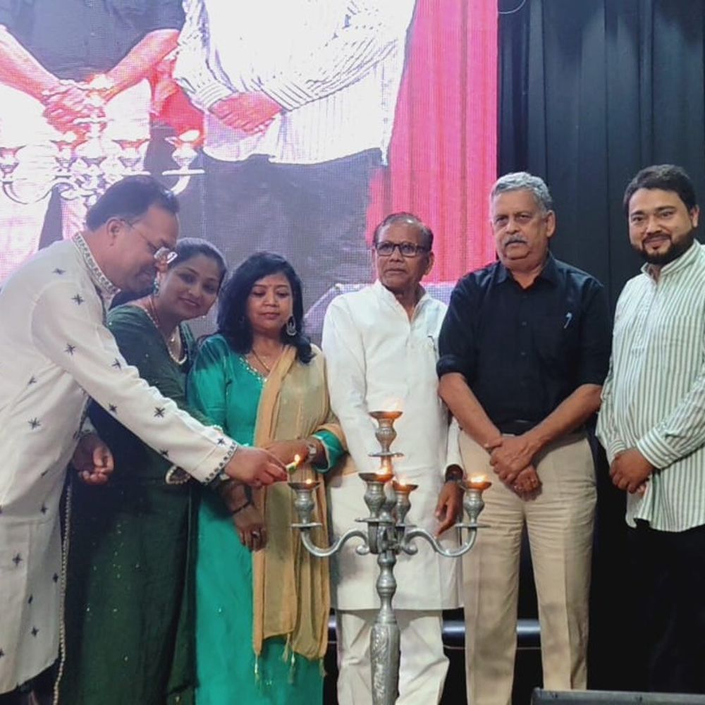 लखनऊ में अदब और दोस्ती की महफिल सजी:उर्दू अकादमी में शायरों ने पेश कीं गजलें, श्रोता हुए मंत्रमुग्ध