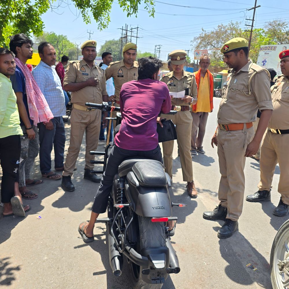 
                 मऊ में एसपी के निर्देश पर विशेष वाहन चेकिंग:सीओ समेत तीन थानों की पुलिस जुटी, अपराध रोकने का प्रयास 
            