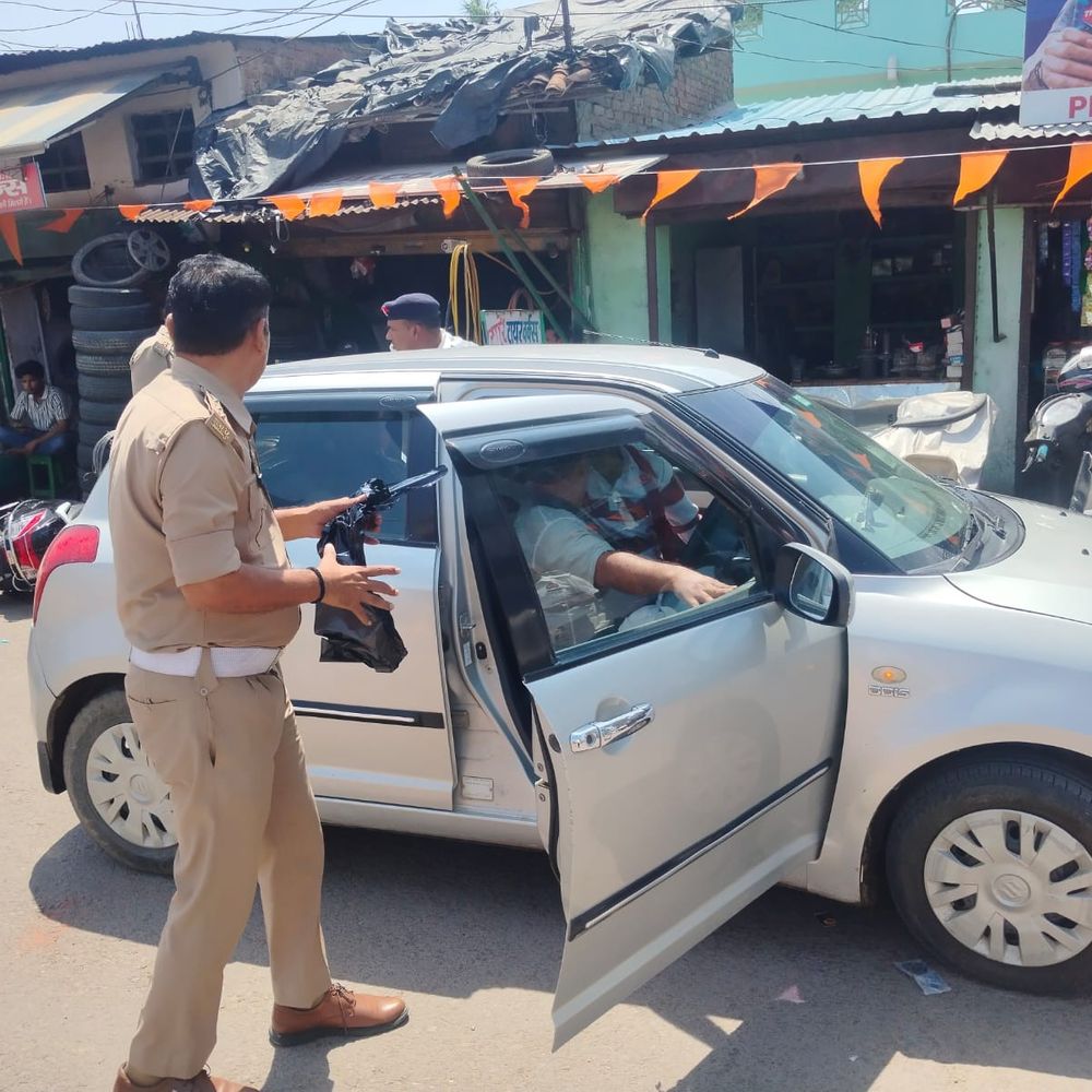
                 300 वाहनों से हटाई काली फिल्म:बांदा में ट्रैफिक पुलिस ने चलाया चेकिंग अभियान, 3.20 लाख रुपए जुर्माना वसूला 
            