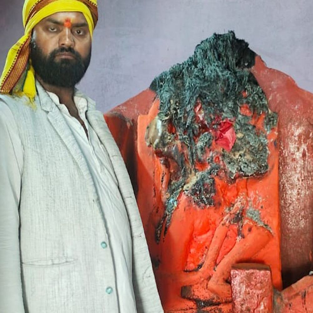 मारकुंडी में प्राचीन हनुमान मंदिर की मूर्ति मे तोडफोड:सोनभद्र में ग्रामीणों ने दो आरोपियों को पकड़कर पुलिस को सौंपा