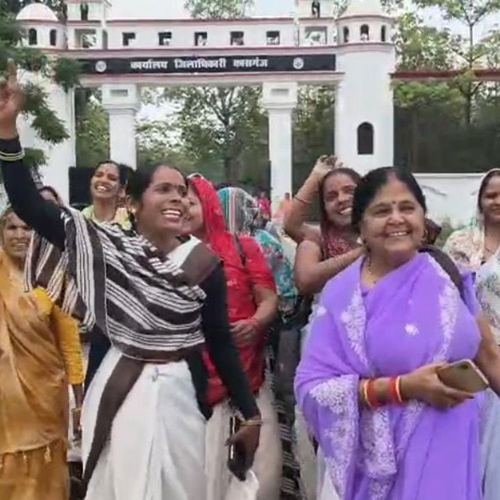 
                 कासगंज में आशा-संगिनी का प्रदर्शन, मानदेय बकाया:दो वित्तीय वर्षों से लंबित भुगतान, काम ठप करने की चेतावनी 
            