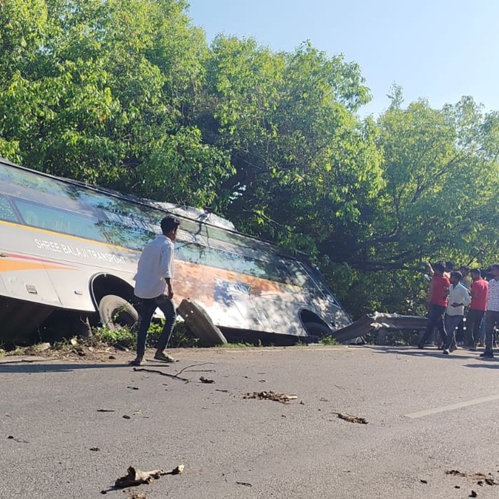 
                 गोंडा में बंदरों को बचाते समय पलटी डबल डेकर बस:12 यात्री घायल, मसकनवा से दिल्ली जा रही थी; अचानक सामने आया बंदरों का झुंड 
            