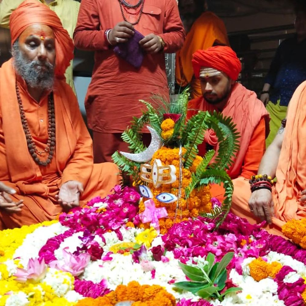 जूना अखाड़े के वरिष्ठ अध्यक्ष पहुंचे कानपुर:बाबा आनंदेश्वर की आरती में हुए शामिल, मंदिर के विकास कार्यों को गति मिलेगी