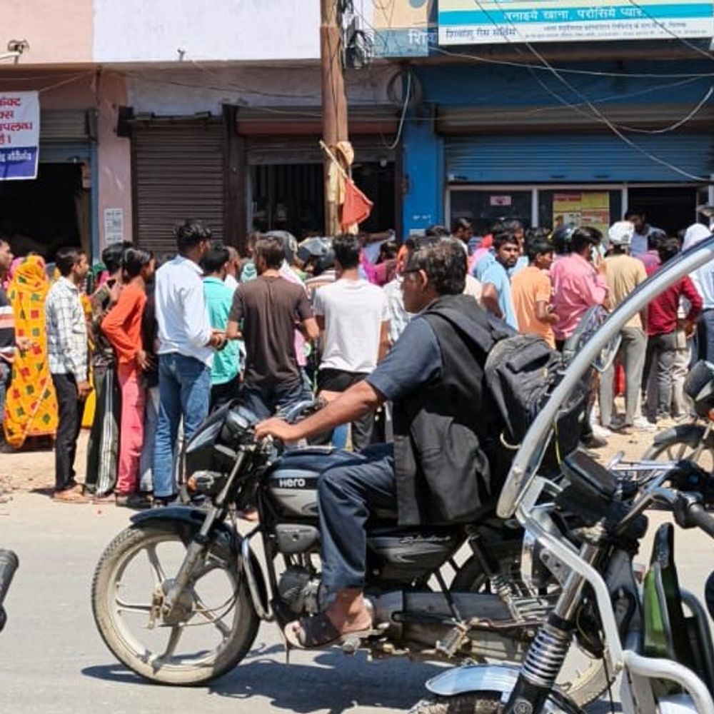 अमेठी में गैस सिलेंडर के लिए धूप में लाइन:एजेंसियों पर मची मारामारी, प्रशासन कह रहा- पर्याप्त स्टॉक है