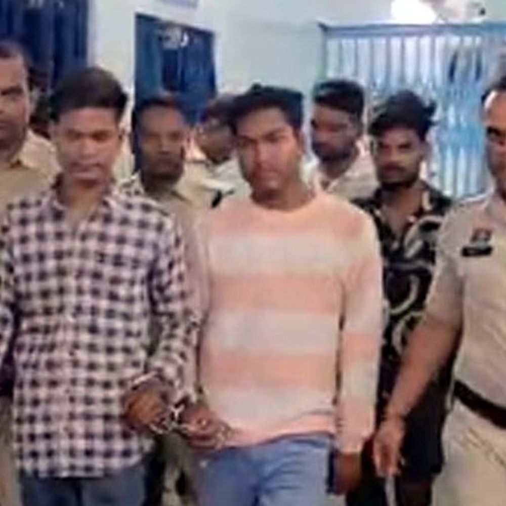 रायगढ़ में बीड़ी लेने गई महिला के साथ गैंगरेप:  पति के विरोध करने पर आरोपियों ने उसे पीटा, ऑटो में पहुंचे थे आरोपी, 4 गिरफ्तार 1 फरार – Raigarh News