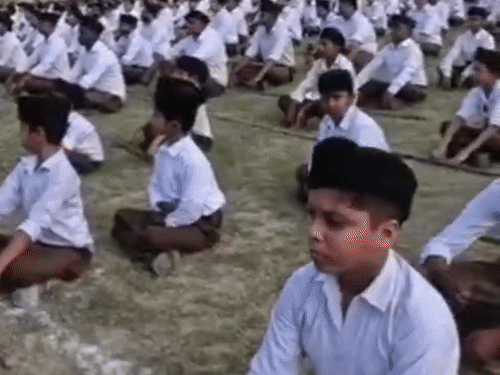 
                 भारत माता के जयकारों से गूंजी संगमनगरी:प्रयागराज में RSS का पथ संचलन, 2000 स्वयंसेवक उतरे सड़कों पर तो बरसाए गए फूल 
            