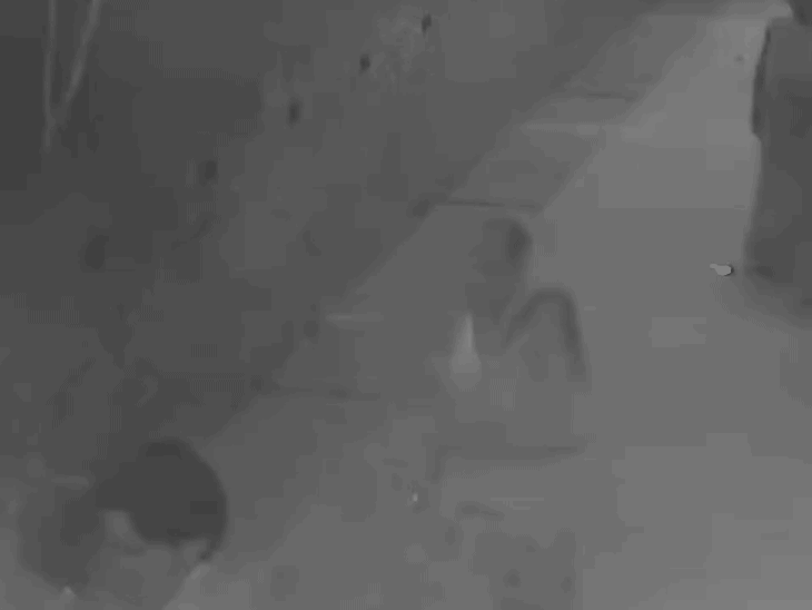 
                 गोरखपुर में चाइनीज मांझे से कटा युवक का गर्दन:शिकायत करने पर दोनों पक्ष में चले लात घूंसे, CCTV में कैद हुई घटना 
            