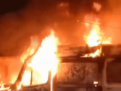 
                 फिरोजाबाद जिला अस्पताल में कंडम एम्बुलेंस धूं-धूं कर जली:फायर ब्रिगेड ने 1 घंटे में पाया काबू; पास खड़ी दूसरी एम्बुलेंस भी चपेट में आने से बची 
            