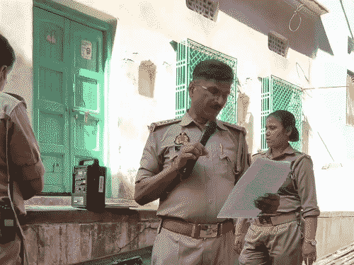 
                 कफ-सिरप-मास्टरमाइंड शुभम के घर भगोड़ा घोषित होने की मुनादी:खुफिया एजेंसियों और चार राज्यों की पुलिस को चकमा देकर फरार, कोतवाली पुलिस ने चिपकाई नोटिस 
            