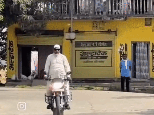 
                 महराजगंज में मौलाना का बाइक स्टंट वीडियो:कोल्हुई थाना क्षेत्र में बुजुर्ग मौलाना ने किया खतरनाक स्टंट, सोशल मीडिया पर मची हलचल 
            