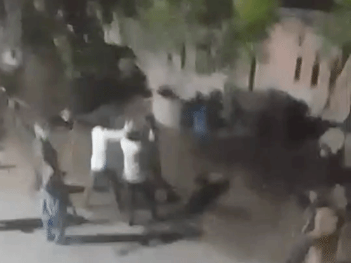 
                 फिरोजाबाद में बुजुर्ग के साथ सड़क पर मारपीट:8-10 लोगों ने बुजुर्ग को लाठी-डंडों से पीटा, वीडियो आया सामने 
            