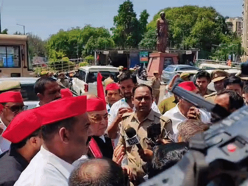 
                 लखनऊ में सपा विधायक का फर्श पर बैठकर प्रदर्शन:नगर निगम मुख्यालय घेरा, बोले- पानी नहीं मिल रहा, जलकर बढ़ गया 
            