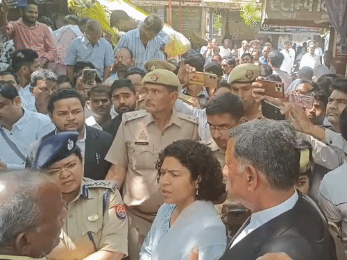 
                 कचहरी में वकील ने चचेरे वकील भाई को मारी गोली:खीरी में खेत की मेड़ को लेकर दोनों में विवाद, गोली मारने से पहले हाथापाई हुई 
            