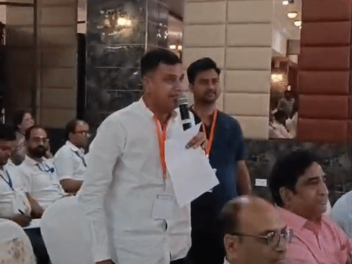 
                 जनसुनवाई में विद्युत नियामक आयोग के सामने रो पड़े पार्षद-पति:उद्यमी बोले- 1912 मिलता नहीं, मीटर खराब बताकर भेज दिया 57 लाख का बिल 
            