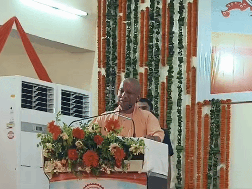 
                 टीपी शाही को याद करके भावुक हुए CM योगी:गोरखपुर के दिग्विजयनाथ पीजी कॉलेज में कंप्यूटर लैब एंड रिसर्च सेंटर का शुभारंभ किए 
            